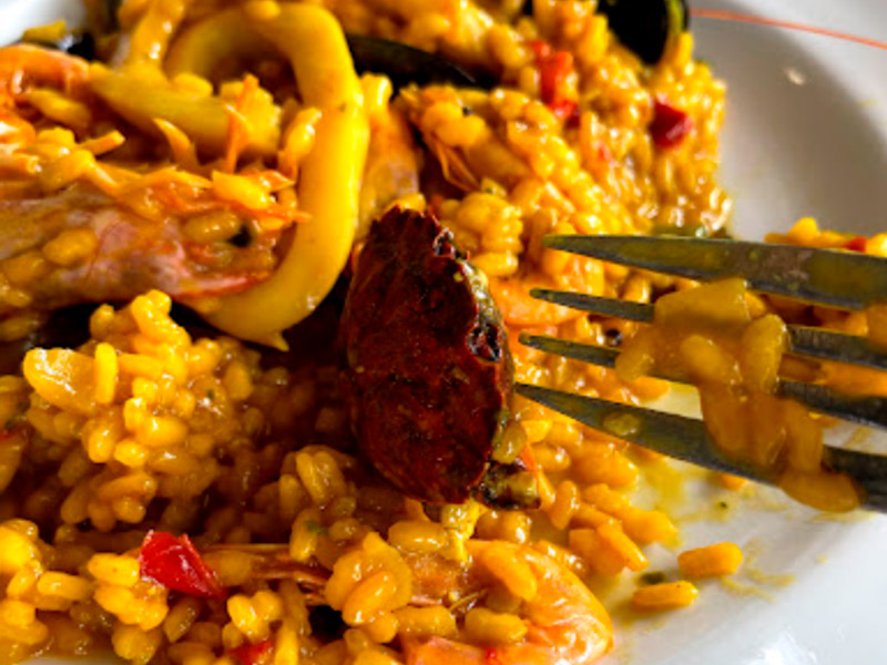 First quality rice and fish paella from the Ebro Delta.